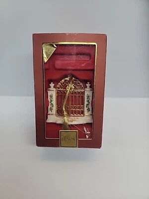 LENOX CHRISTMAS ORNAMENT FIRST YEAR IN THE NEW HOME 2008 WELCOME GATE HOLLY Foto 1 de 2