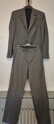 Traje a rayas de lana Yves Saint Laurent - Conjunto formal de blazer y pantalón gris para hombre Foto 1 de 4