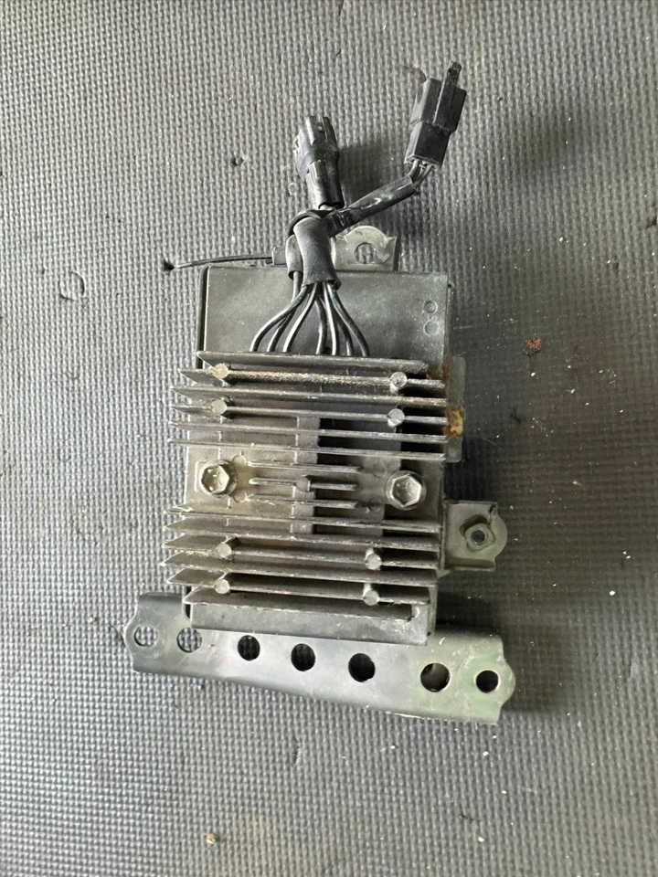 01-04 RECTIFICADOR Y SOPORTE REGULADOR DE VOLTAJE SUZUKI VL800 C50 INTRUDER VOLUSIA Foto 1 de 4