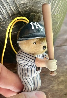 Camiseta deportiva de béisbol Bear Babe Ruth New York Yankees adorno de Navidad # 3 Foto 1 de 3