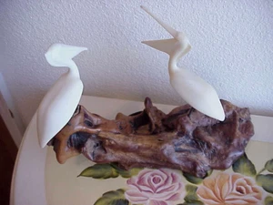 ESCULTURA DE JOHN PERRY DE MEDIADOS DE SIGLO 2 PELÍCANOS DE PIE SOBRE MADERA A LA DERIVA BURL - Imagen 1 de 8