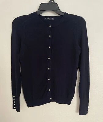 Cárdigan para mujer Zara tejido negro perla botón suéter ligero pequeño Foto 1 de 4