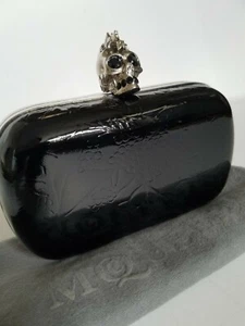 **Alexander MCqueen** Clutch schwarz Efeu Lackleder Totenkopf Box - Bild 1 von 12
