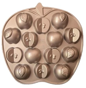 Nordic Ware Dorado 12” x 12” x 3” Aluminio Fundido Manzana Pastelet Muffin Pan 3.5 Tazas - Imagen 1 de 7