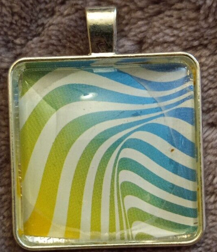 VETEMENTS Ciondolo in vetro onda bianco verde blu 1 25"