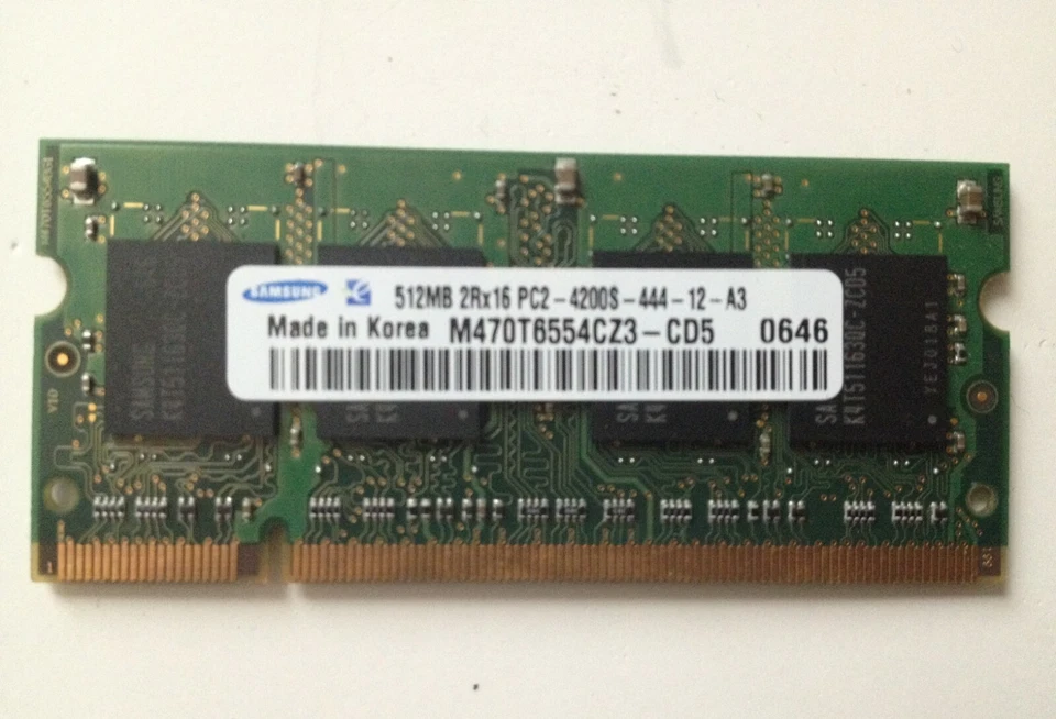 Memoria para portátil Samsung 1 GB (2x512 MB) DDR-4200 533 MHZ 200 pines M470T6554CZ3-CD5 Foto 1 de 2