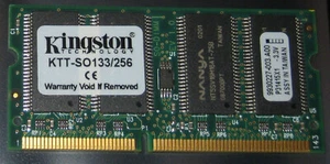 256MB KINGSTON SDRAM 133MHz PC-133 SO-DIMM 144-pol. CL3 KTT-SO133/256 3,3V - Picture 1 of 1