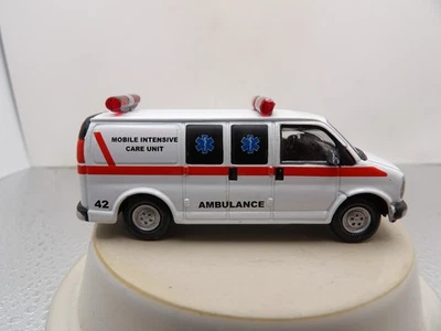 GMC VAN AMBULANCE         2002 JOHNNY LIGHTNING AMERICAN HEROES U.S.A.    1:64 - Image 1 of 4