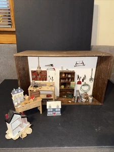 Caja de herramientas en miniatura para casa de muñecas 1:12 artesanal única - Imagen 1 de 15