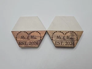 Sottobicchieri matrimonio Mr & Mrs Est. Set 2 Sottobicchieri in Legno 2024 Anniversario Sposo Sposo - Foto 1 di 15