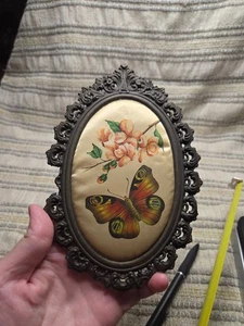 Vintage ovaler Metallrahmen mit Seide bemalt auf Schmetterling und Blumen - Bild 1 von 3