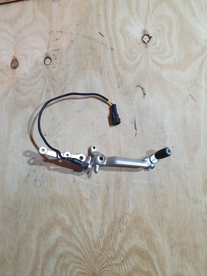 MV-AGUSTA BRUTALE 750 CRC 2007 CONJUNTO DE PALANCA DE PEDAL DE FRENO TRASERO Foto 1 de 4