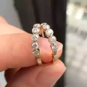 Orecchini a cerchio Huggie taglio tondo 2 ct lunetta creata in laboratorio placcati oro giallo 14 carati - Foto 1 di 8