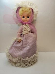11 Zoll Vintage Hartplastik Puppe blinzelnde Augen lila Gingham Haube und Kleid  - Bild 1 von 6