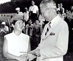 1957 Vintage Foto akzeptiert Scheck LPGA Championship Gewinner Golfer Louise Suggs - Bild 1 von 2