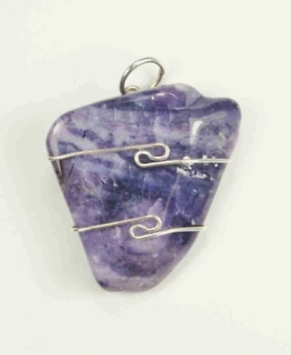 Colgante envolvente de alambre de plata esterlina Violet Flame Opal™ de 1,2"/29 mm #704 Foto 1 de 4