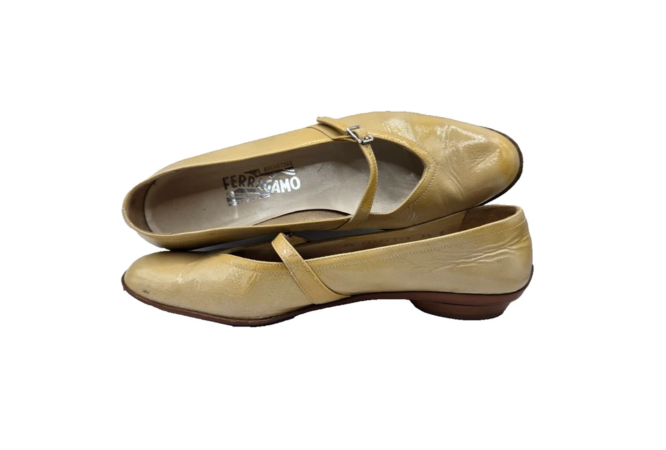 SALVATORE FERRAGAMO Mary Jane Skimmer Planos Talla Charol crema 7,5 B ITALIA Foto 1 de 4