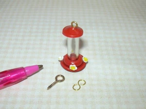 Miniature SPECIAL Red Hummingbird Feeder w/Hardware for DOLLHOUSE 1:12 Scale - Imagen 1 de 1
