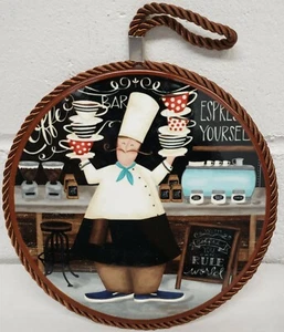 1 WAND LAMINIERTE RUNDE PLAKETTE mit Korkrücken, 7", FAT CHEF MIT STAPEL TELLER, MT - Bild 1 von 7