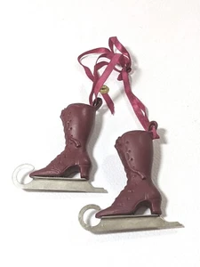 Kurt S. Adler Ornamento Patines de Hielo Hojas de Metal 1986 Cinta Granate de Plástico Pesado - Imagen 1 de 6