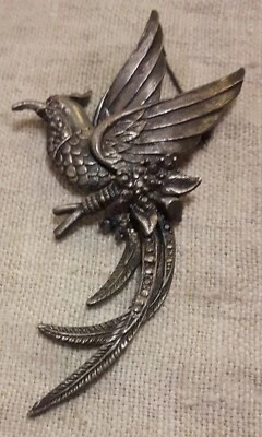 Prendedor de peltre Holly Hill pájaros sosteniendo flores adornadas con pequeñas piedras de corte oscuro Foto 1 de 4