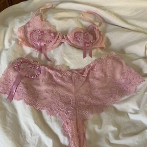 Vintage 34C Victoria's Secret Lace Heart Pink Bra & Medium Panty Thong Set - Picture 1 of 12