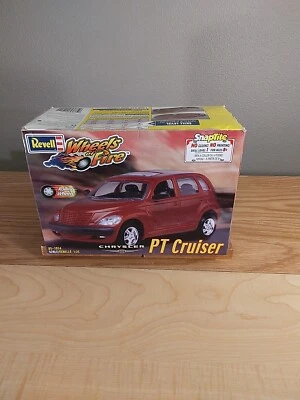 Revell, Chrysler PT Cruiser, rojo metálico, modelo. Escala 1/25, 36 piezas nuevo en caja Foto 1 de 4