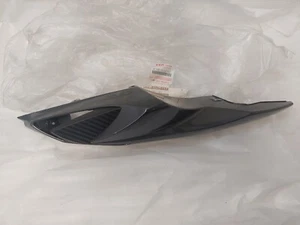 Suzuki GSXR750 L1 L2 L3 RECHTE RÜCKVERKLEIDUNG 47100-15J10-YLF GRAU (P3) - Bild 1 von 8