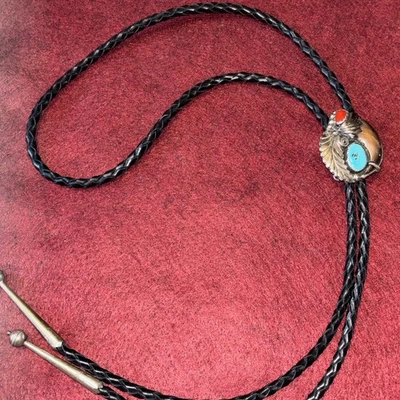 Corbata de colección Navajo de plata esterlina con garra de oso Bolo con arte turquesa y coral Foto 1 de 4