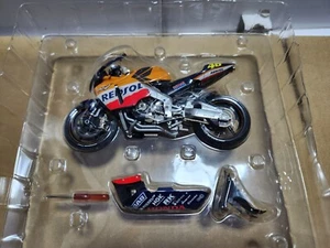 Tamiya  Masterwork Collection  REPSOL HONDA  RC211V 2002 Champion MACHINE 1/12 - Picture 1 of 13