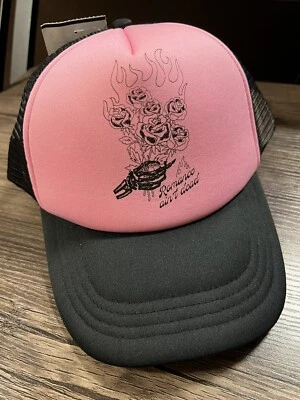 Chapéu caminhoneiro rosa Romance Ain’t Dead - Imagem 1 de 3