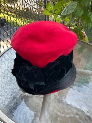 Sombrero de fieltro vintage de color rojo Meril con malla negra y flores de terciopelo Foto 1 de 4