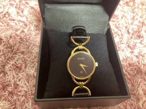 Orologio Gucci vintage con accenti e certificato oro batteria da sostituire