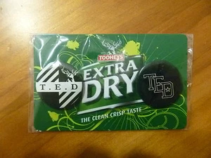 TOOHEYS EXTRA DRY..( T.E.D )..SMALL BADGE SET / PACK..2 BADGES..BEER..PUB..*NOS* - Picture 1 of 2