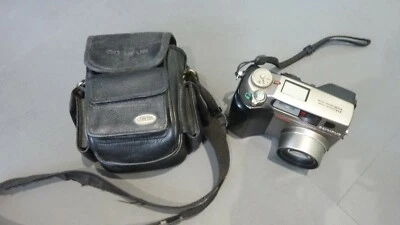Olympus Camedia C-2040 Zoom Digital Camera 2.1MP and Case - Image 1 of 4