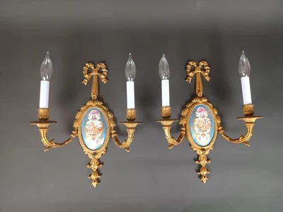 Antiguo par de apliques electrificados estilo Sevres, latón macizo y porcelana, francés  Foto 1 de 4
