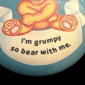 Vintage 80er Grumpy Teddybär Pinback Button Pin I'm Grumpy So Bear With Me - Bild 1 von 5