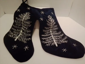 Medias de Navidad de terciopelo azul marino con árbol bordado 16,5" de largo - Imagen 1 de 2