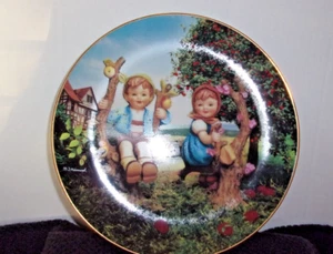 "Plato ""Little Companions"" MI Hummel 1989 Danbury como nuevo "APPLE TREE BOY & GIRL" - Imagen 1 de 2