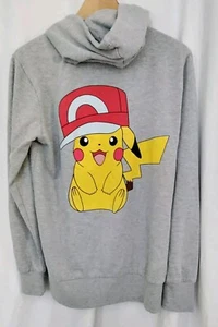 We Love Fine Usado en Excelente Condición Pikachu Pokemon Gris Sudor Cremallera Polar Sudadera con Capucha Unisex Adulto Pequeño - Imagen 1 de 8