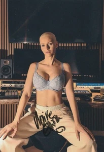 Modelo fotográfico de 6x4 pulgadas firmado a mano de Anike Ekina - Imagen 1 de 1