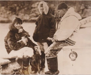 1925 Press Photo Arctic Explorer Donald MacMillan Holds Mascot Dog on Bowdoin - Picture 1 of 2