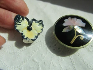2 schöne CLIP Einzel-Ohr Clip Brosche Nadel Blume Pansy Intarsien Email - Bild 1 von 3