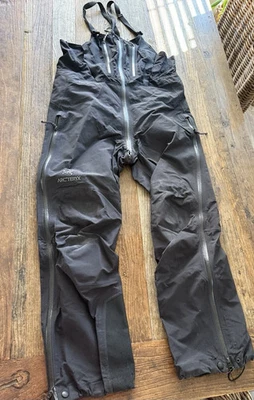 Pantalones con tirantes Arc'teryx M negros vintage Gore-Tex Pro Alpha SV usados Foto 1 de 4