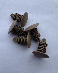 94-96 CORVETTE C4 DOOR PANEL LOWER MOUNTING PLUGS (5) BEIGE 10259763 - Bild 1 von 2