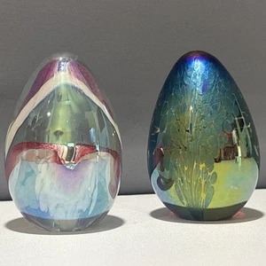 Coppia fermacarte iridescenti uovo vetro artistico cenere St Helens Mount firmati MSH - Foto 1 di 8
