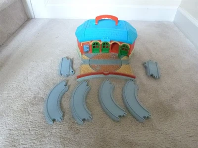 VTG 2002 Thomas Tank Engine Take Along TIDMOUTH SHEDS SET Roundhouse & Track  - Image 1 of 4