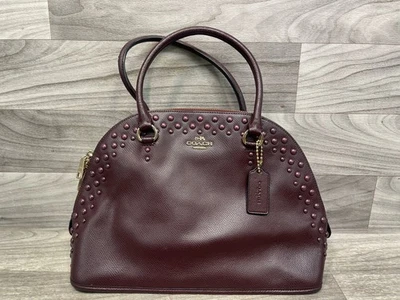 Cartera Coach Cora Domed Tachonado Granulado Cruzado Cuero Borgoña Limitada (A1D026129) Foto 1 de 4