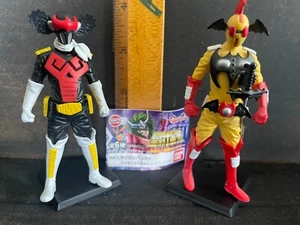 2 Kamen Rider Cartoon Figuren Akumaizer drei Bandai Candy Toys - Bild 1 von 5