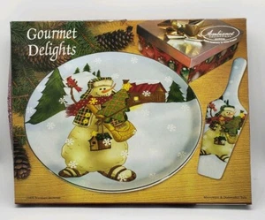 Gourmet Delights Piatto e Servizio Torta Vacanze Pupazzo di Neve Bosco 2pz #23409  - Foto 1 di 11